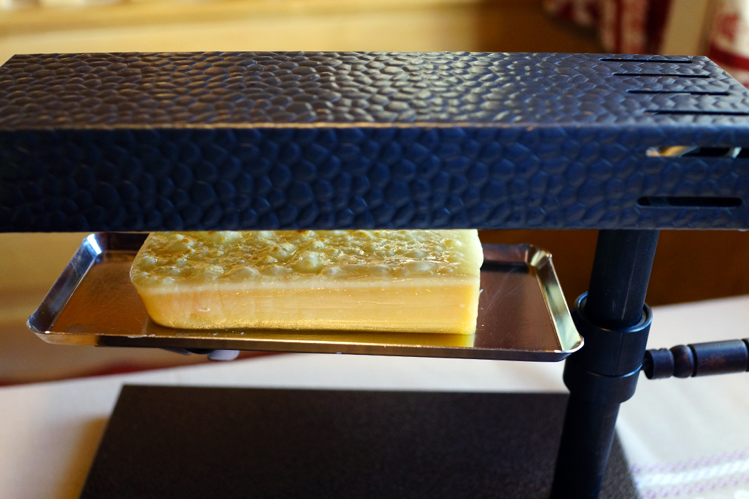 瑞士，格吕耶尔村，拉克雷特干酪 (Raclette)